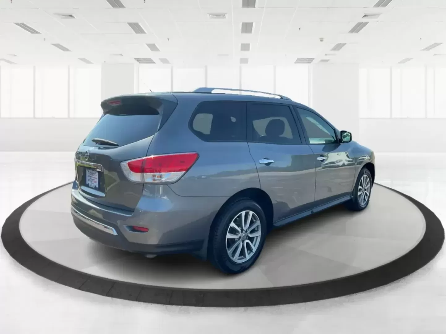 2015 Nissan Pathfinder S (5N1AR2MMXFC) with an 3.5L V-6 DOHC engine, located at 1184 Kauffman Ave, Fairborn, OH, 45324, (937) 908-9800, 39.807072, -84.030914 - Photo#2