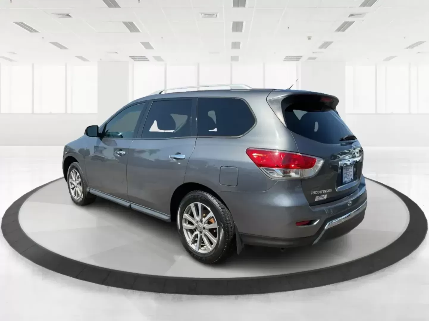 2015 Nissan Pathfinder S (5N1AR2MMXFC) with an 3.5L V-6 DOHC engine, located at 1184 Kauffman Ave, Fairborn, OH, 45324, (937) 908-9800, 39.807072, -84.030914 - Photo#4