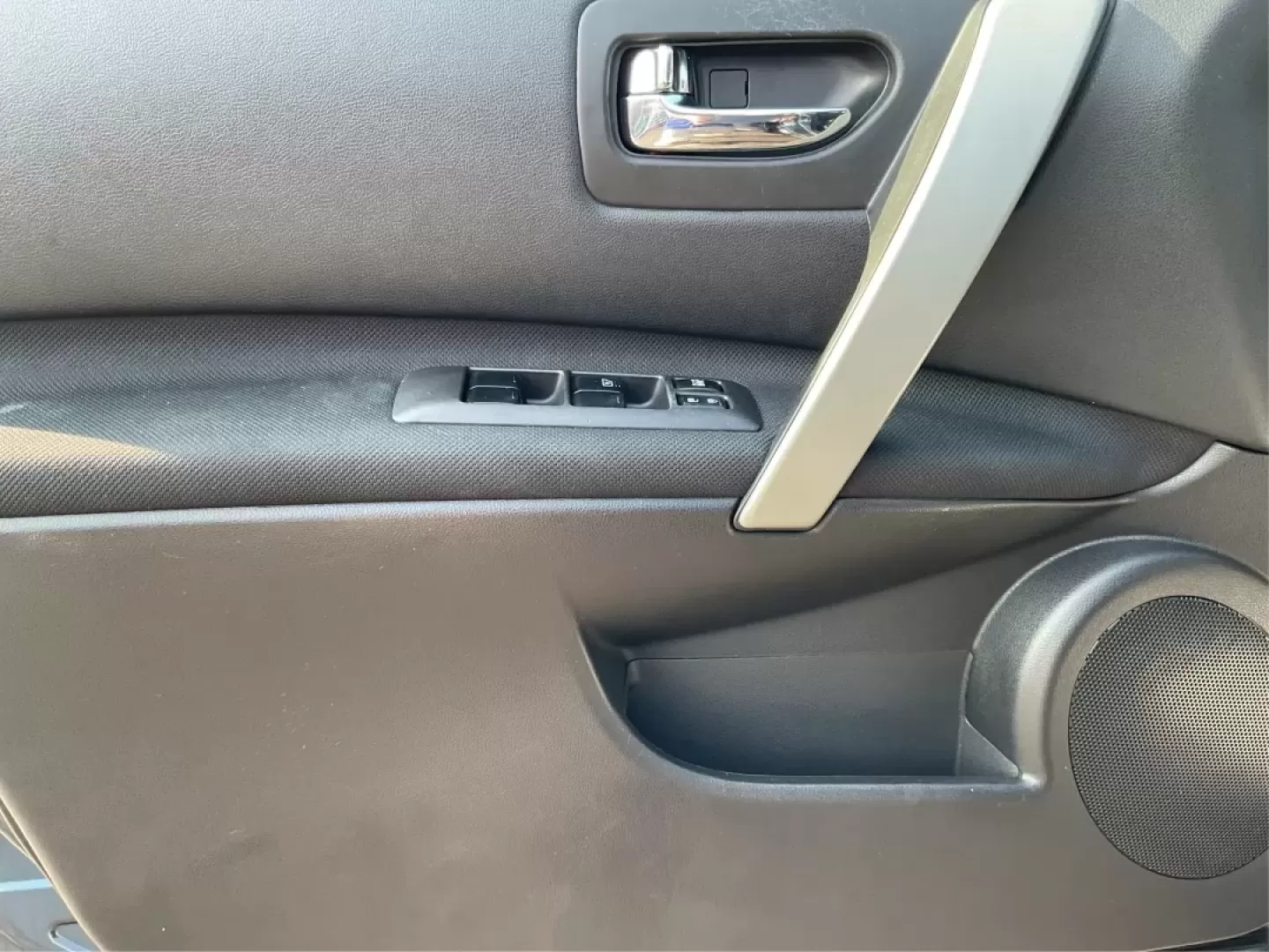 2015 Nissan Rogue S (JN8AS5MV3FW) with an 2.5L I-4 DOHC engine, located at 1099 N County Rd 25A , Troy, OH, 45373, (937) 908-9800, 40.057079, -84.212883 - Photo#17