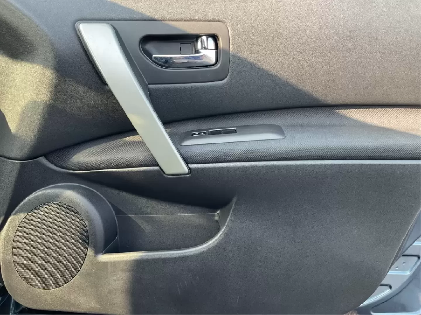 2015 Nissan Rogue S (JN8AS5MV3FW) with an 2.5L I-4 DOHC engine, located at 1099 N County Rd 25A , Troy, OH, 45373, (937) 908-9800, 40.057079, -84.212883 - Photo#18