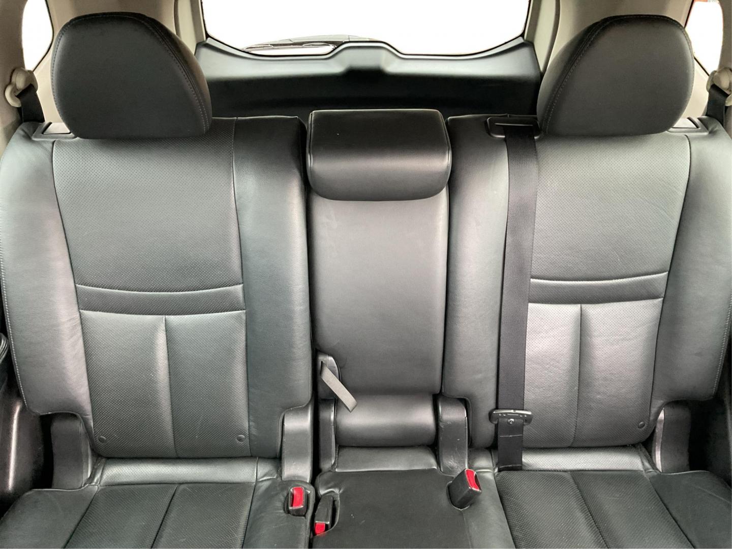 2015 Nissan Rogue SL (5N1AT2MV4FC) with an 2.5L I-4 DOHC engine, located at 880 E. National Road, Vandalia, OH, 45377, (937) 908-9800, 39.891918, -84.183594 - Photo#11