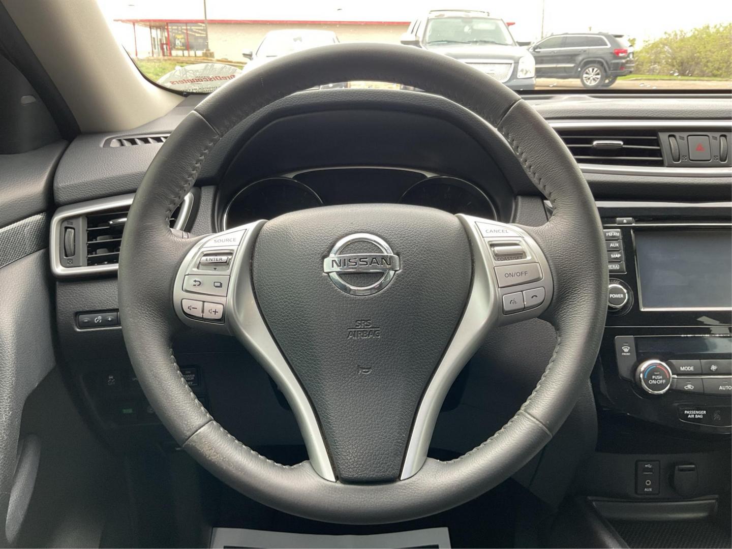 2015 Nissan Rogue SL (5N1AT2MV4FC) with an 2.5L I-4 DOHC engine, located at 880 E. National Road, Vandalia, OH, 45377, (937) 908-9800, 39.891918, -84.183594 - Photo#13