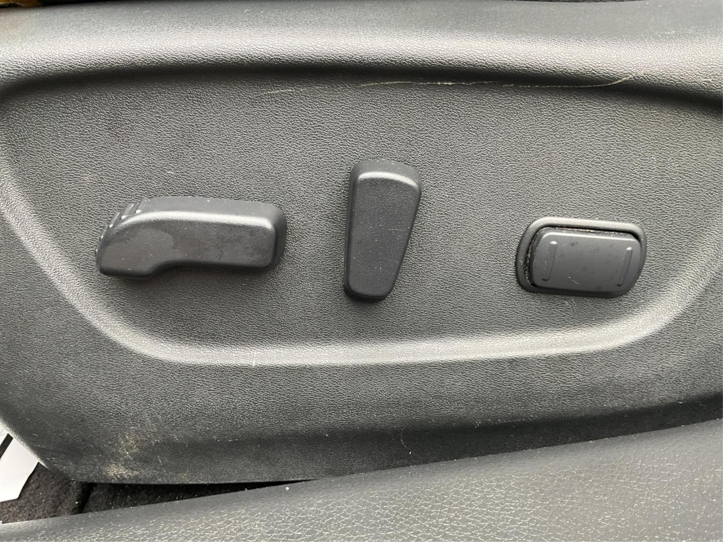 2015 Nissan Rogue SL (5N1AT2MV4FC) with an 2.5L I-4 DOHC engine, located at 880 E. National Road, Vandalia, OH, 45377, (937) 908-9800, 39.891918, -84.183594 - Photo#15