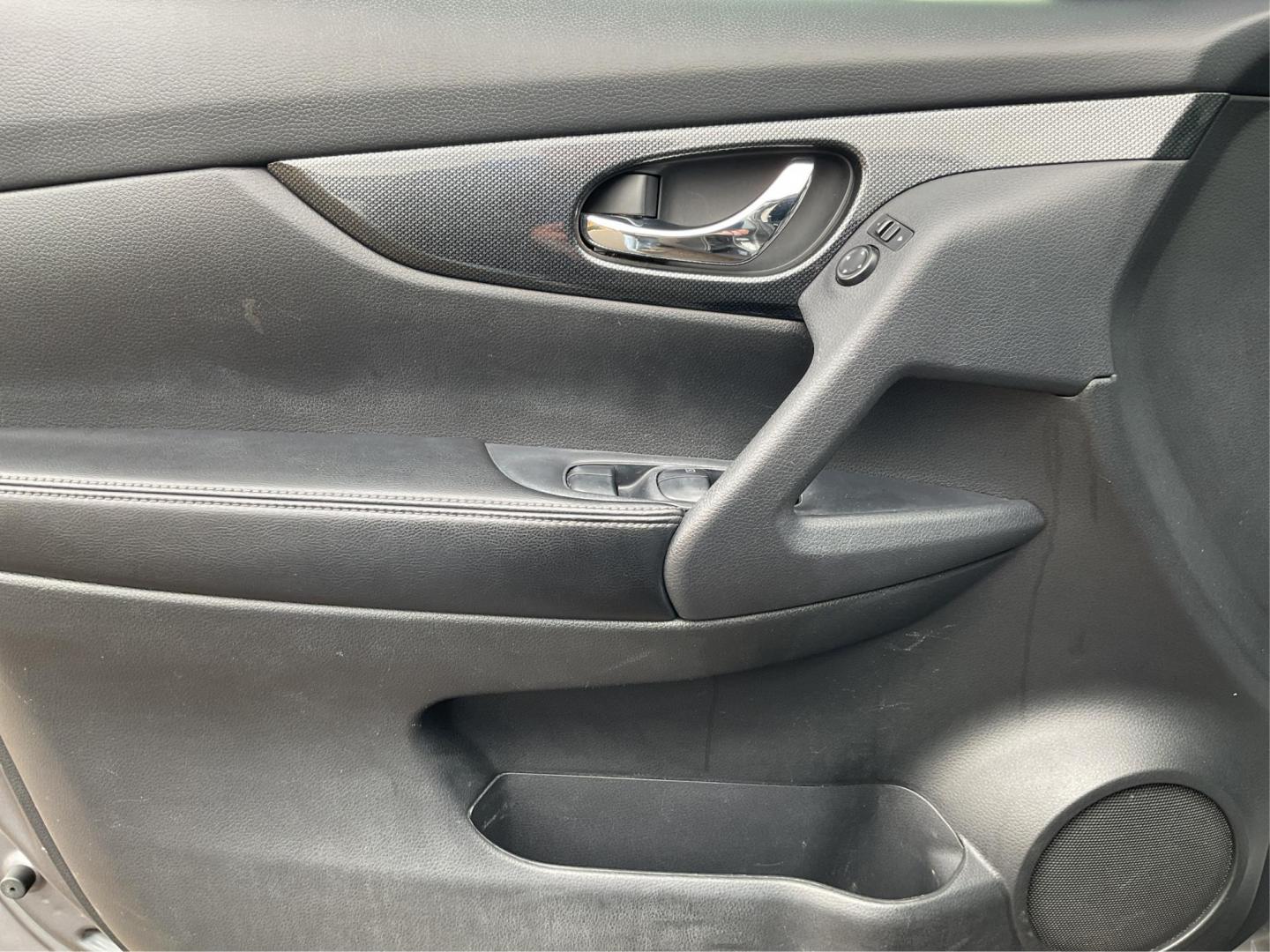 2015 Nissan Rogue SL (5N1AT2MV4FC) with an 2.5L I-4 DOHC engine, located at 880 E. National Road, Vandalia, OH, 45377, (937) 908-9800, 39.891918, -84.183594 - Photo#16