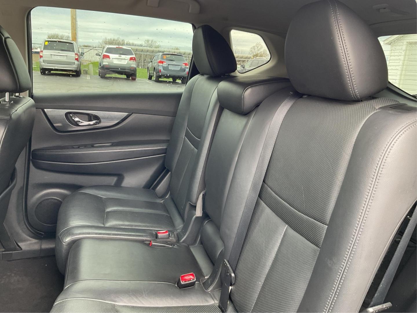 2015 Nissan Rogue SL (5N1AT2MV4FC) with an 2.5L I-4 DOHC engine, located at 880 E. National Road, Vandalia, OH, 45377, (937) 908-9800, 39.891918, -84.183594 - Photo#8