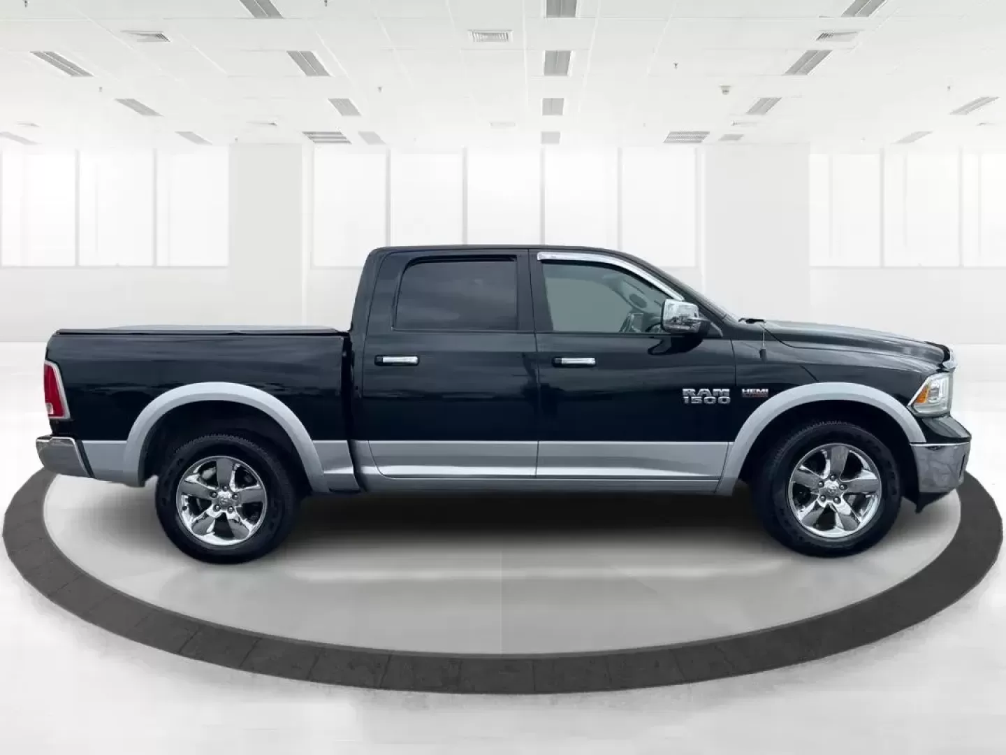 2015 Ram 1500 Laramie Crew Cab SWB 4WD (1C6RR7NT7FS) with an 5.7L V8 OHV 16V engine, 8-Speed Automatic transmission, located at 1230 East Main St, Xenia, OH, 45385, (937) 908-9800, 39.688026, -83.910172 - Photo#1