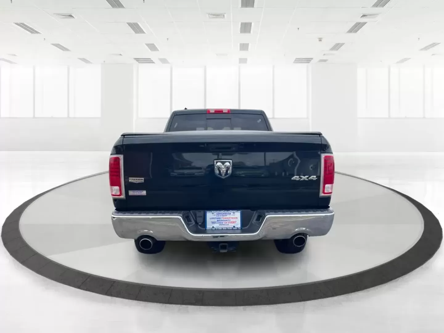 2015 Ram 1500 Laramie Crew Cab SWB 4WD (1C6RR7NT7FS) with an 5.7L V8 OHV 16V engine, 8-Speed Automatic transmission, located at 1230 East Main St, Xenia, OH, 45385, (937) 908-9800, 39.688026, -83.910172 - Photo#4