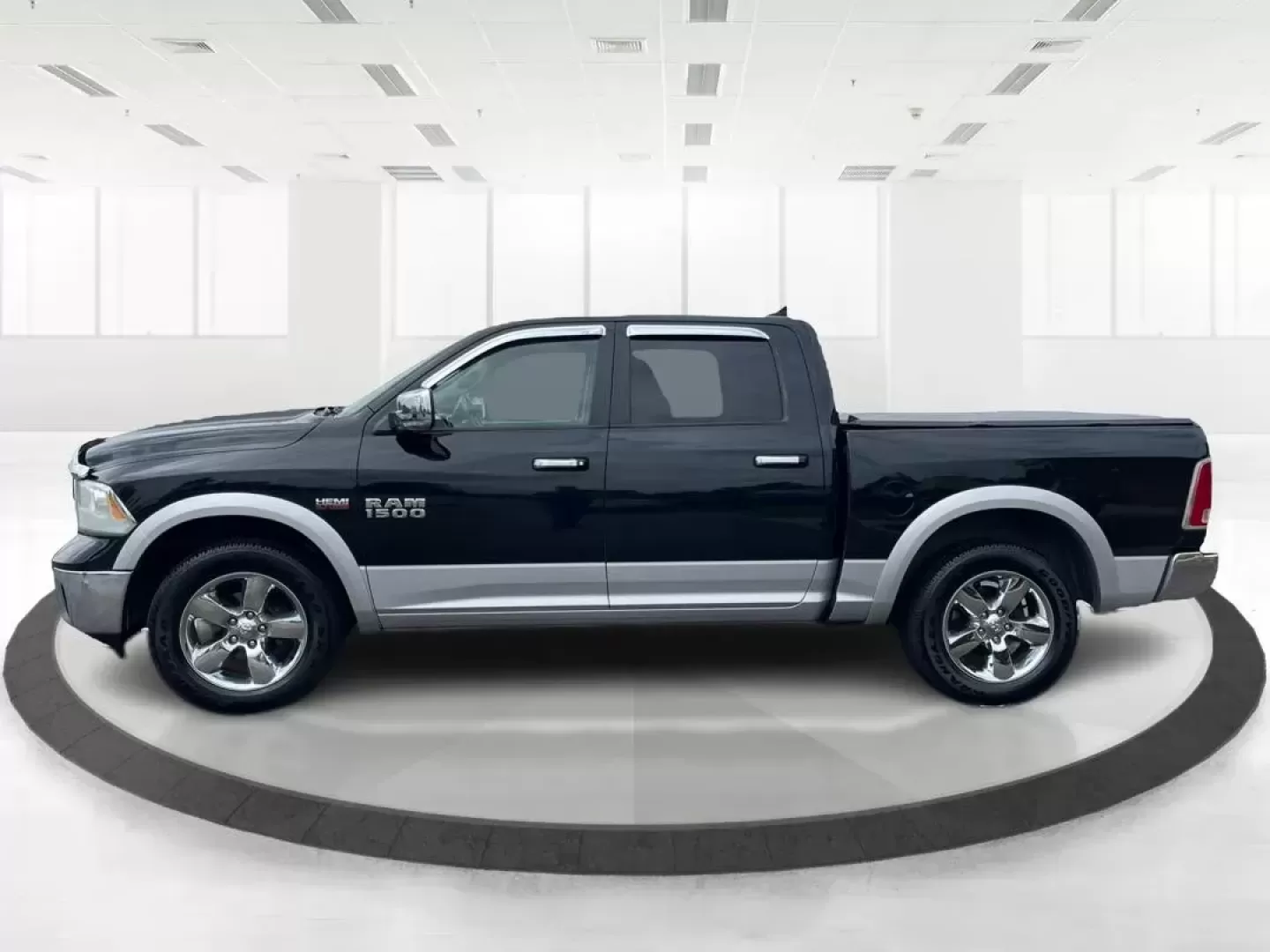 2015 Ram 1500 Laramie Crew Cab SWB 4WD (1C6RR7NT7FS) with an 5.7L V8 OHV 16V engine, 8-Speed Automatic transmission, located at 1230 East Main St, Xenia, OH, 45385, (937) 908-9800, 39.688026, -83.910172 - Photo#6