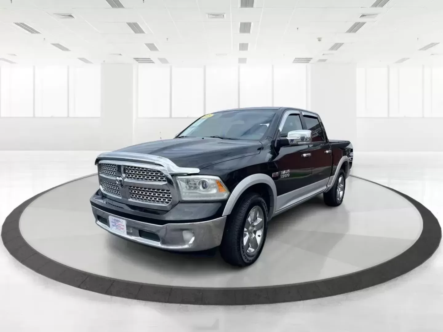 2015 Ram 1500 Laramie Crew Cab SWB 4WD (1C6RR7NT7FS) with an 5.7L V8 OHV 16V engine, 8-Speed Automatic transmission, located at 1230 East Main St, Xenia, OH, 45385, (937) 908-9800, 39.688026, -83.910172 - Photo#8