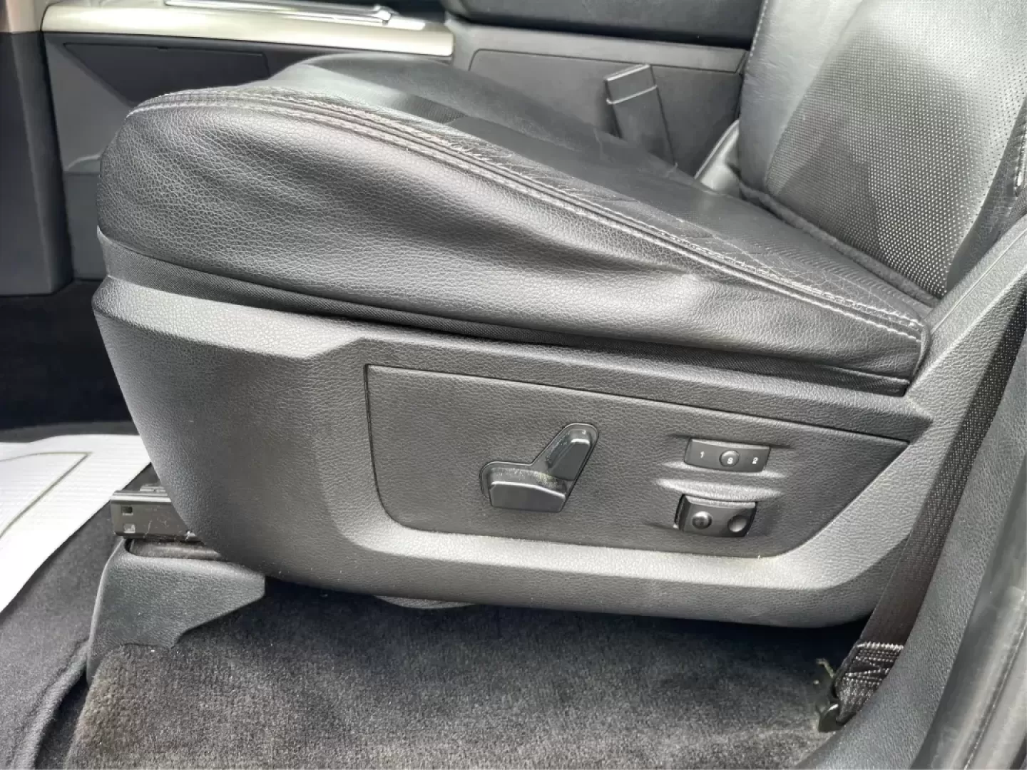 2015 Ram 1500 Laramie Crew Cab SWB 4WD (1C6RR7NT7FS) with an 5.7L V8 OHV 16V engine, 8-Speed Automatic transmission, located at 1230 East Main St, Xenia, OH, 45385, (937) 908-9800, 39.688026, -83.910172 - Photo#18