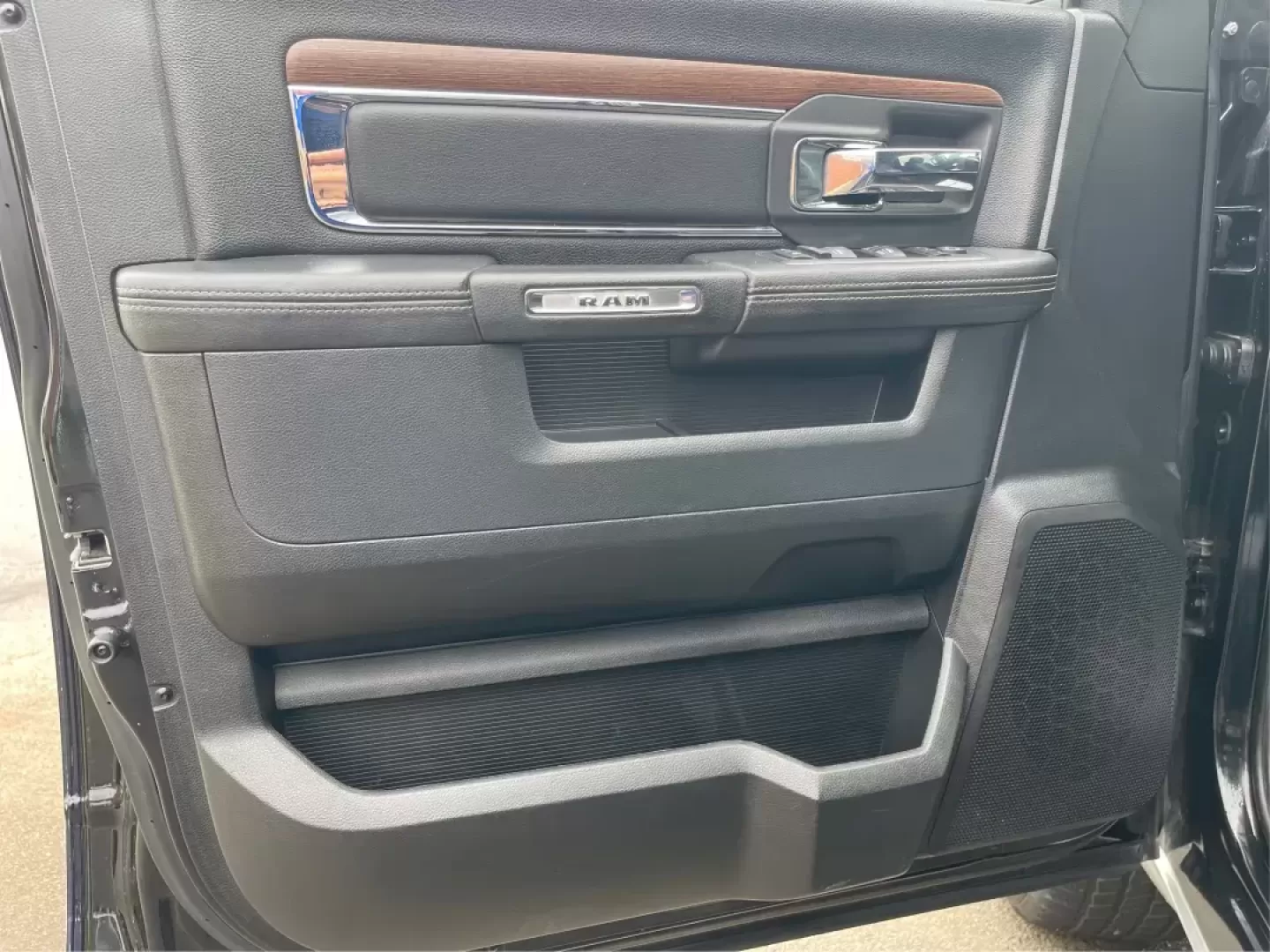 2015 Ram 1500 Laramie Crew Cab SWB 4WD (1C6RR7NT7FS) with an 5.7L V8 OHV 16V engine, 8-Speed Automatic transmission, located at 1230 East Main St, Xenia, OH, 45385, (937) 908-9800, 39.688026, -83.910172 - Photo#19