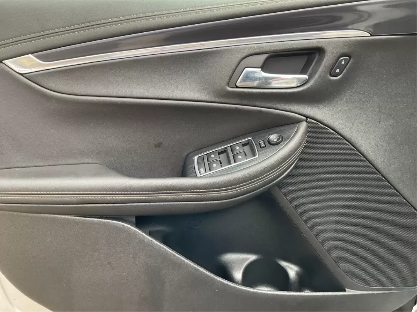 2016 Chevrolet Impala 1LT (2G1105SA4G9) with an Ecotec 2.5L I-4 gasoline direct injection engine, located at 4508 South Dixie Dr, Moraine, OH, 45439, (937) 908-9800, 39.689976, -84.218452 - Photo#17
