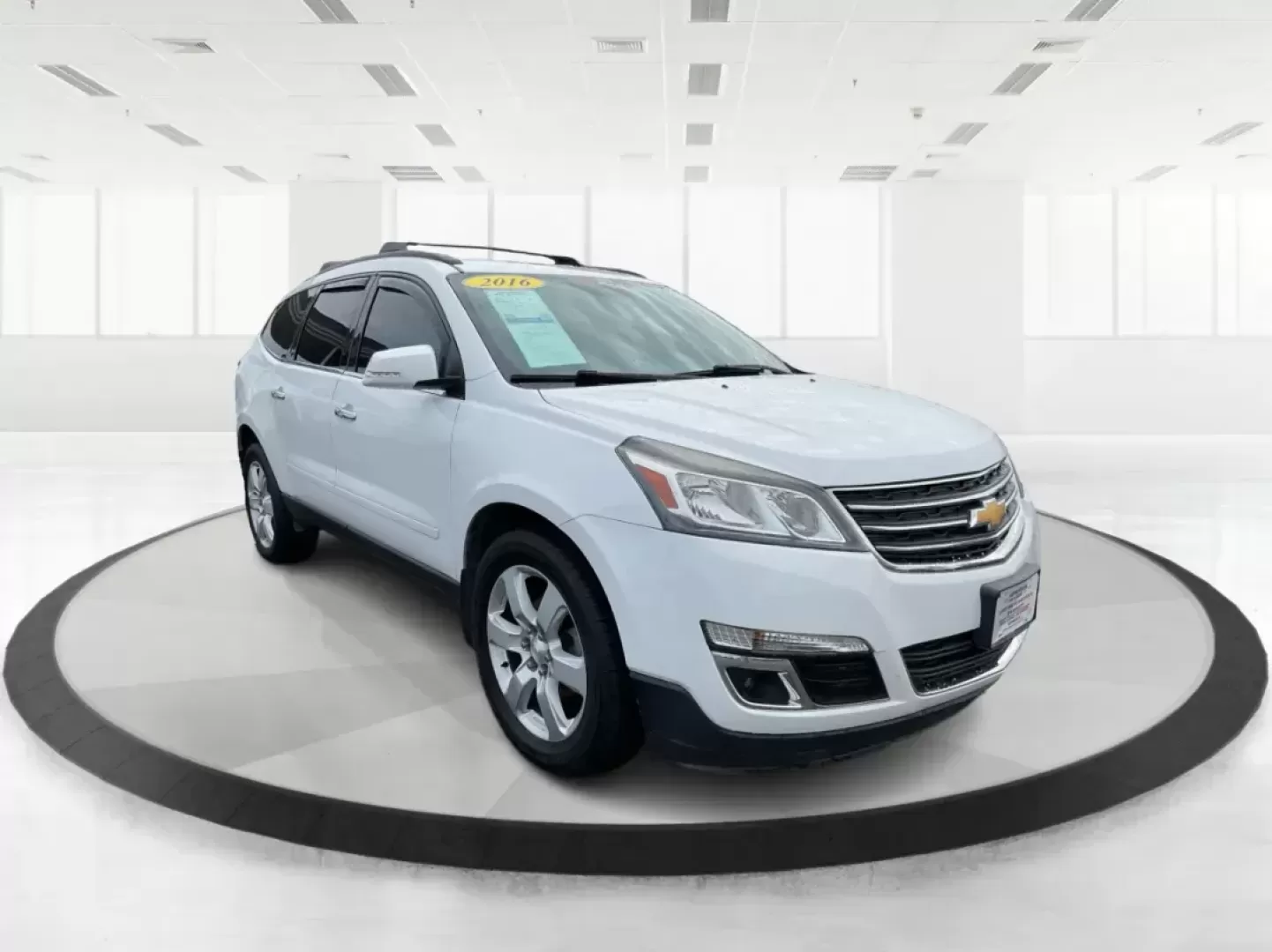 2016 Chevrolet Traverse 1LT (1GNKVGKD8GJ) with an 3.6L V-6 gasoline direct injection engine, located at 1230 East Main St, Xenia, OH, 45385, (937) 908-9800, 39.688026, -83.910172 - Photo#0