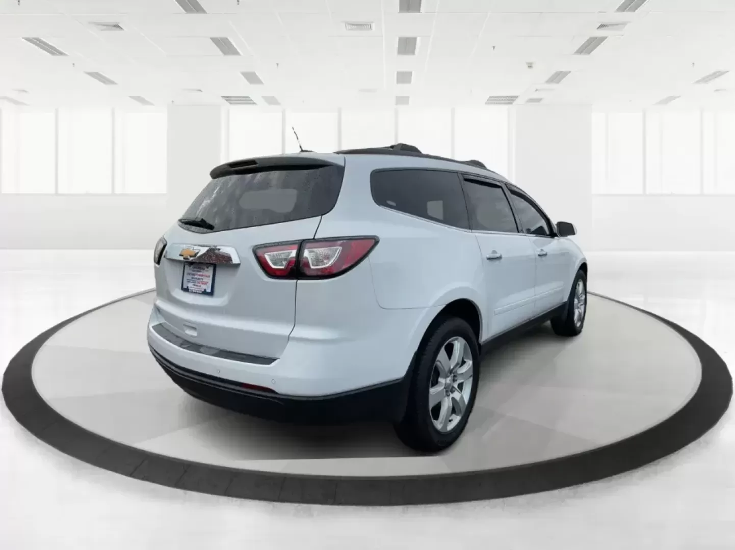 2016 Chevrolet Traverse 1LT (1GNKVGKD8GJ) with an 3.6L V-6 gasoline direct injection engine, located at 1230 East Main St, Xenia, OH, 45385, (937) 908-9800, 39.688026, -83.910172 - Photo#2