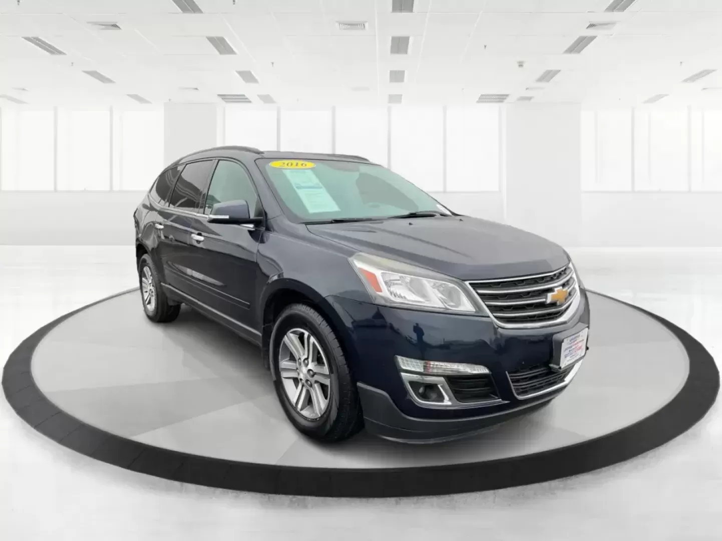 2016 Chevrolet Traverse 2LT (1GNKVHKD1GJ) with an 3.6L V-6 gasoline direct injection engine, located at 4508 South Dixie Dr, Moraine, OH, 45439, (937) 908-9800, 39.689976, -84.218452 - Photo#0