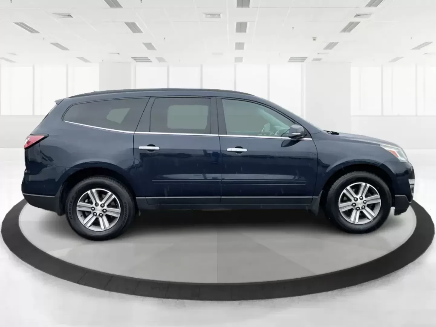 2016 Chevrolet Traverse 2LT (1GNKVHKD1GJ) with an 3.6L V-6 gasoline direct injection engine, located at 4508 South Dixie Dr, Moraine, OH, 45439, (937) 908-9800, 39.689976, -84.218452 - Photo#1