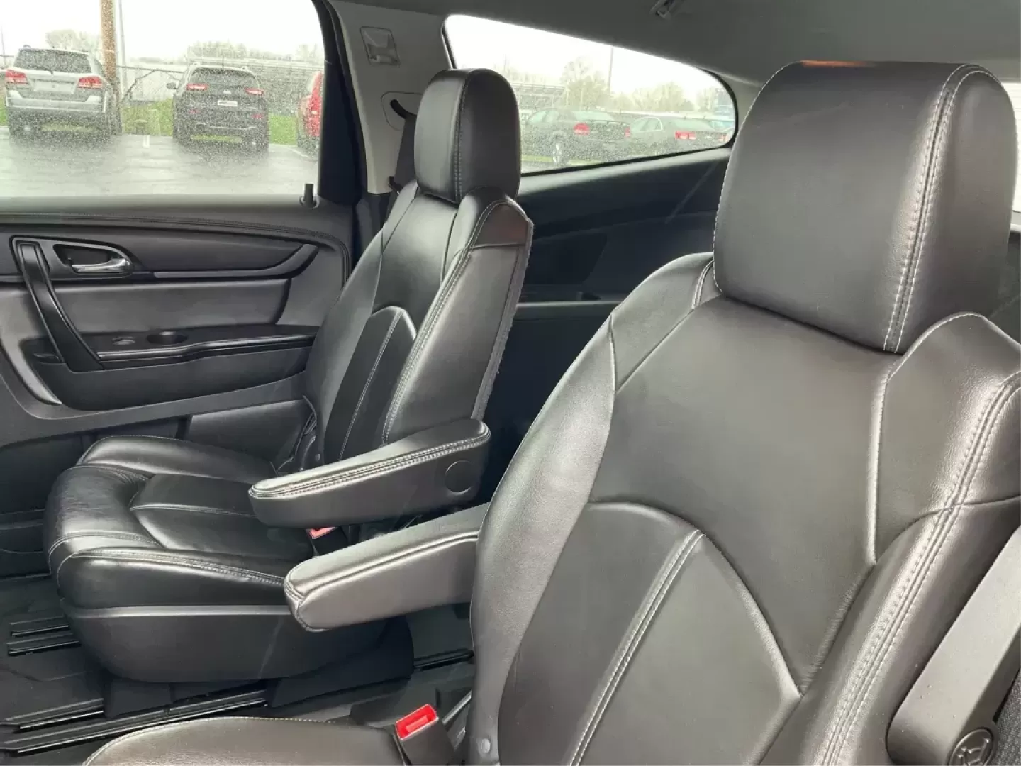 2016 Chevrolet Traverse 2LT (1GNKVHKD1GJ) with an 3.6L V-6 gasoline direct injection engine, located at 4508 South Dixie Dr, Moraine, OH, 45439, (937) 908-9800, 39.689976, -84.218452 - Photo#9