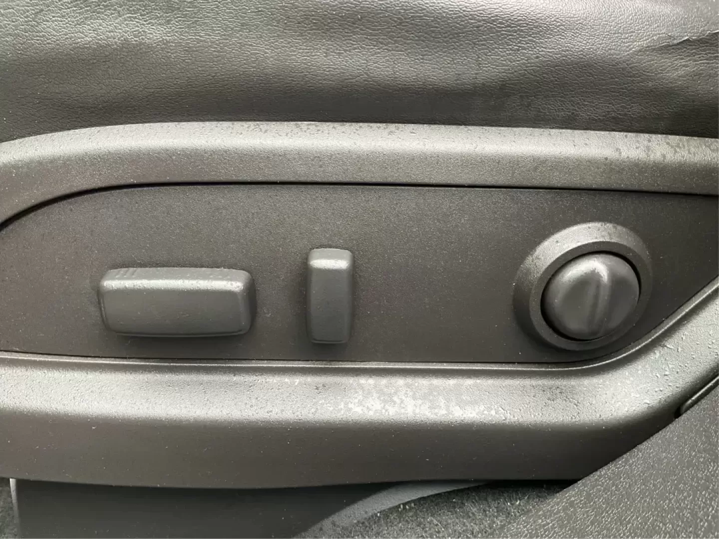 2016 Chevrolet Traverse 2LT (1GNKVHKD1GJ) with an 3.6L V-6 gasoline direct injection engine, located at 4508 South Dixie Dr, Moraine, OH, 45439, (937) 908-9800, 39.689976, -84.218452 - Photo#17