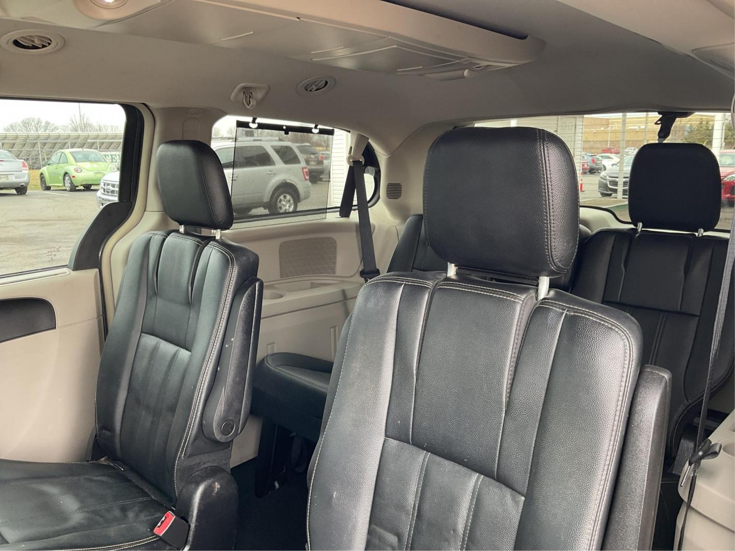2016 Chrysler Town and Country Touring (2C4RC1BG4GR) with an 3.6L V6 DOHC 24V engine, 6-Speed Automatic transmission, located at 8750 N County Rd 25A, Piqua, OH, 45356, (937) 908-9800, 40.164391, -84.232513 - Photo#9