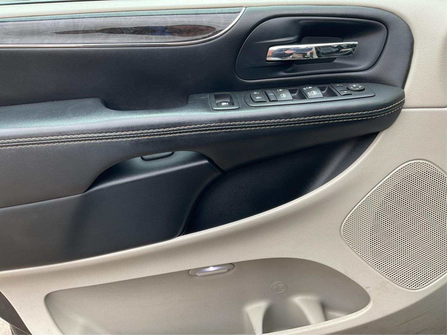 2016 Chrysler Town and Country Touring (2C4RC1BG4GR) with an 3.6L V6 DOHC 24V engine, 6-Speed Automatic transmission, located at 8750 N County Rd 25A, Piqua, OH, 45356, (937) 908-9800, 40.164391, -84.232513 - Photo#18