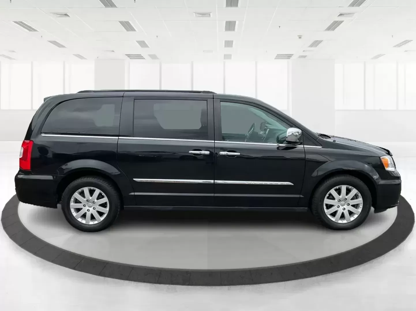 2016 Chrysler Town and Country Touring (2C4RC1BG4GR) with an Pentastar 3.6L V-6 DOHC engine, located at 1230 East Main St, Xenia, OH, 45385, (937) 908-9800, 39.688026, -83.910172 - Photo#0