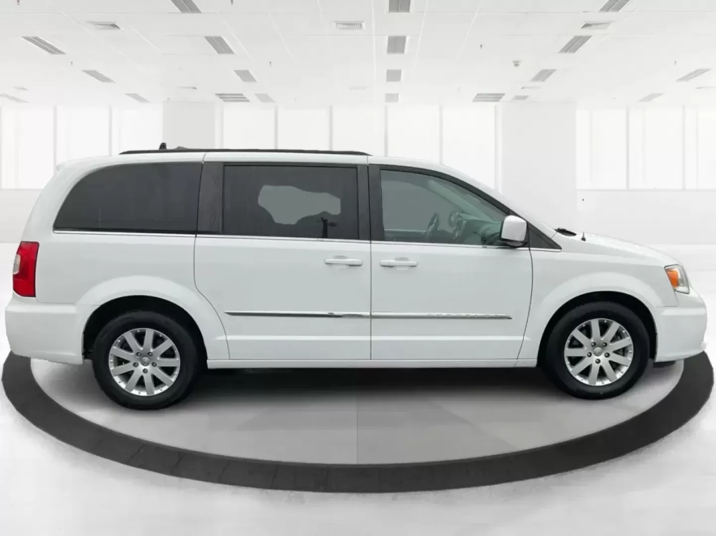 2016 Chrysler Town and Country Touring (2C4RC1BG6GR) with an Pentastar 3.6L V-6 DOHC engine, located at 1951 S Dayton Lakeview Rd., New Carlisle, OH, 45344, (937) 908-9800, 39.890999, -84.050255 - Photo#1
