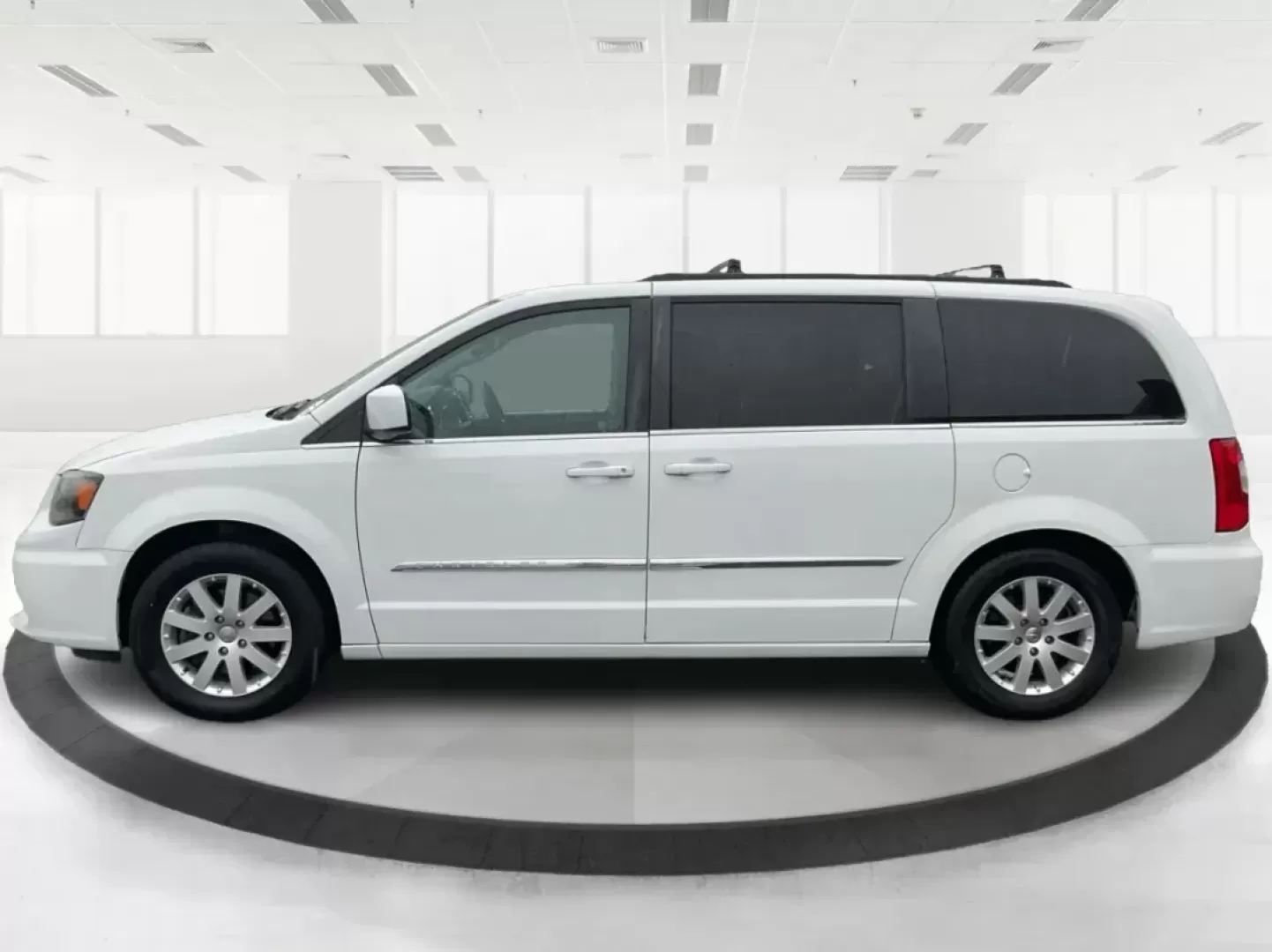 2016 Chrysler Town and Country Touring (2C4RC1BG6GR) with an Pentastar 3.6L V-6 DOHC engine, located at 1951 S Dayton Lakeview Rd., New Carlisle, OH, 45344, (937) 908-9800, 39.890999, -84.050255 - Photo#5