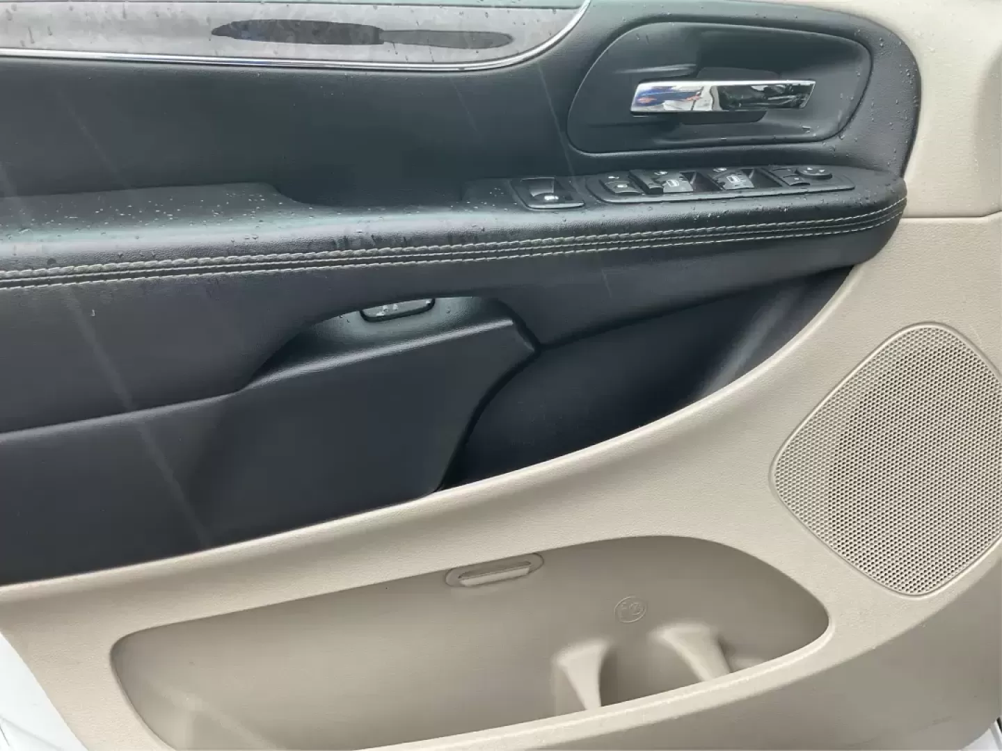 2016 Chrysler Town and Country Touring (2C4RC1BG6GR) with an Pentastar 3.6L V-6 DOHC engine, located at 1951 S Dayton Lakeview Rd., New Carlisle, OH, 45344, (937) 908-9800, 39.890999, -84.050255 - Photo#18