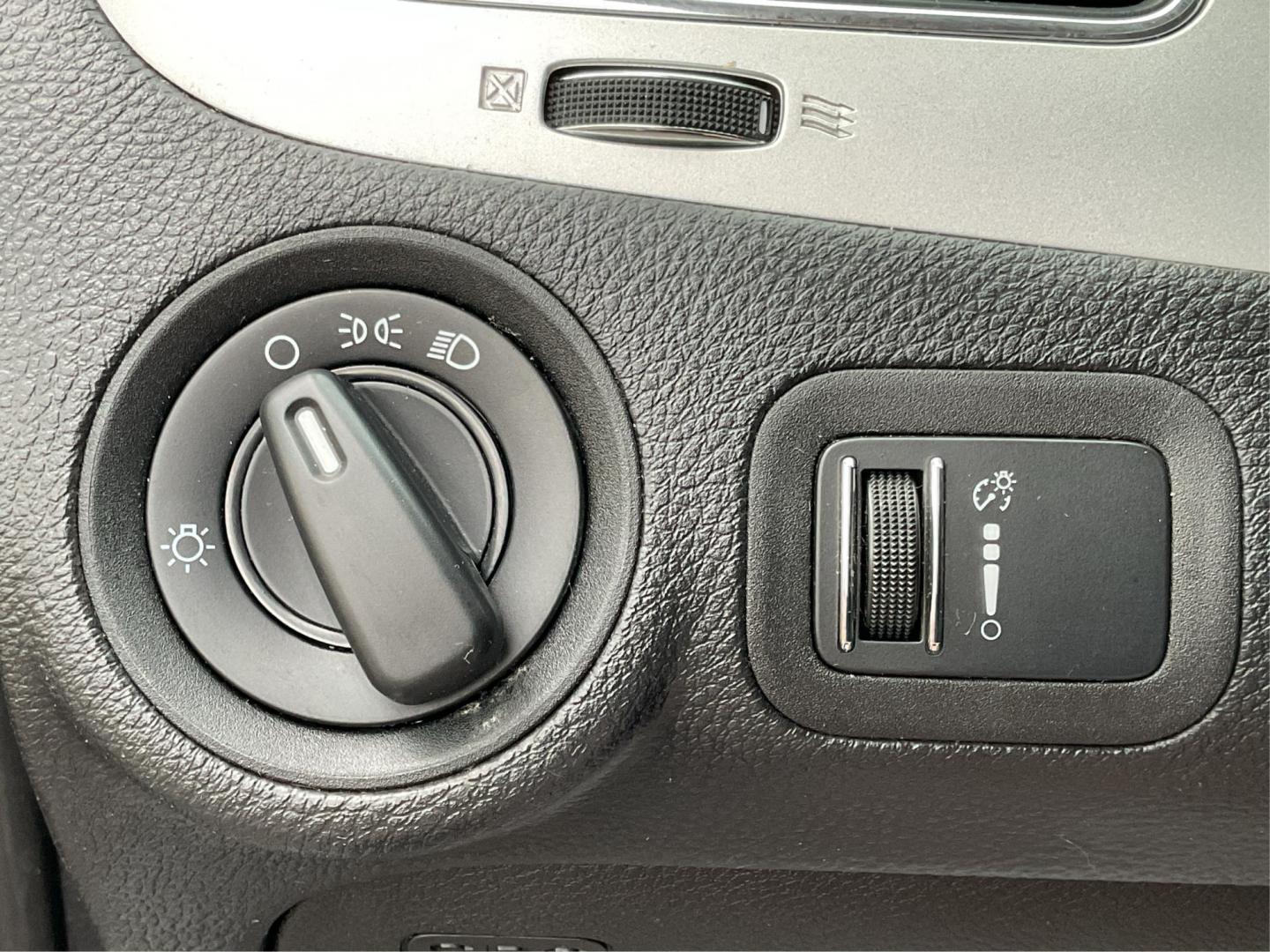 2016 Dodge Journey SE (3C4PDCAB7GT) with an Tigershark MultiAir 2.4L I-4 DOHC engine, located at 8750 N County Rd 25A, Piqua, OH, 45356, (937) 908-9800, 40.164391, -84.232513 - Photo#17