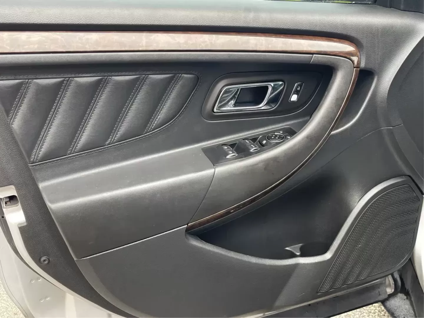 2016 Ford Taurus Limited (1FAHP2F82GG) with an EcoBoost 2L I-4 gasoline direct injection engine, located at 8750 N County Rd 25A, Piqua, OH, 45356, (937) 908-9800, 40.164391, -84.232513 - Photo#17