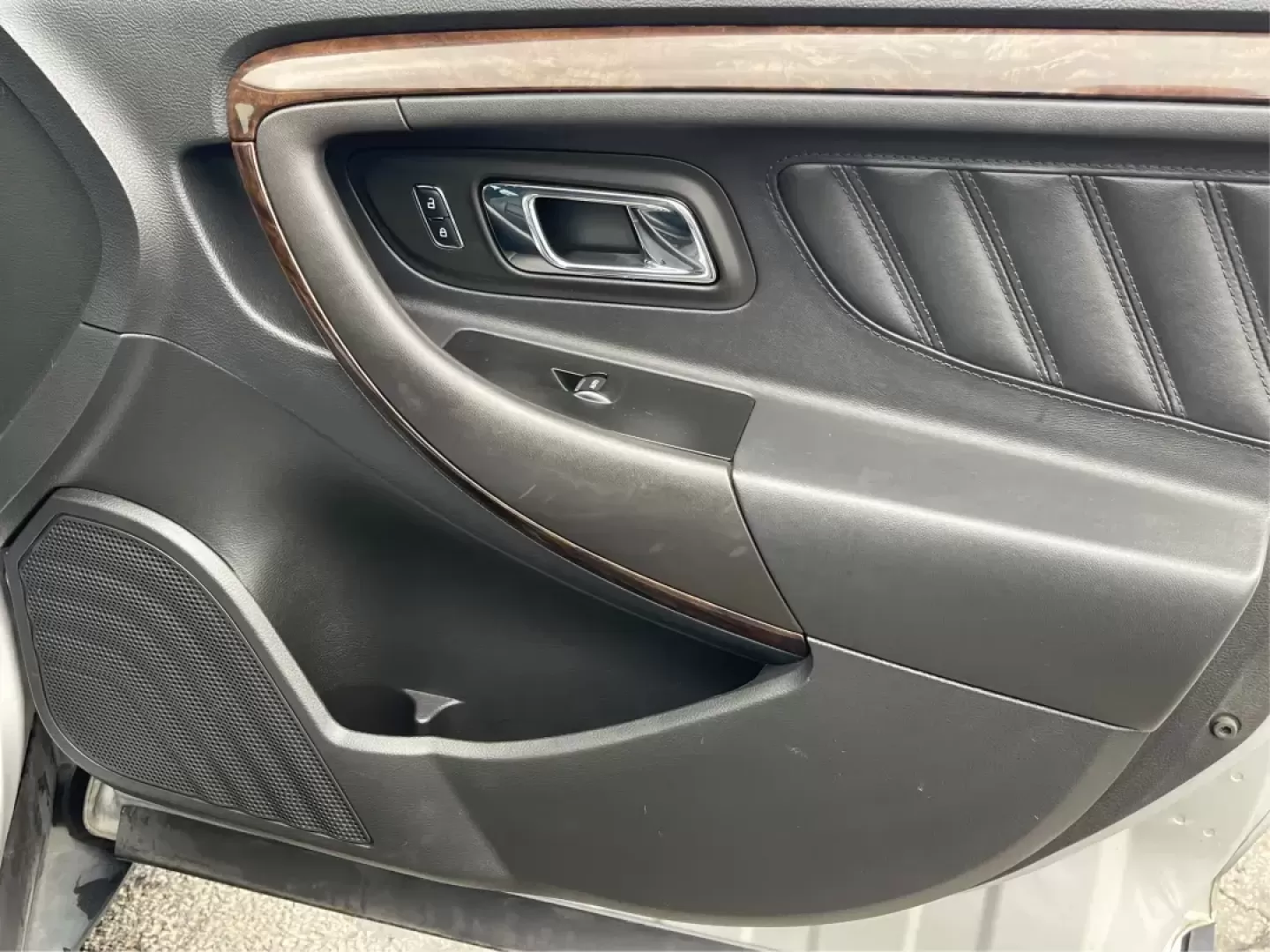 2016 Ford Taurus Limited (1FAHP2F82GG) with an EcoBoost 2L I-4 gasoline direct injection engine, located at 8750 N County Rd 25A, Piqua, OH, 45356, (937) 908-9800, 40.164391, -84.232513 - Photo#18