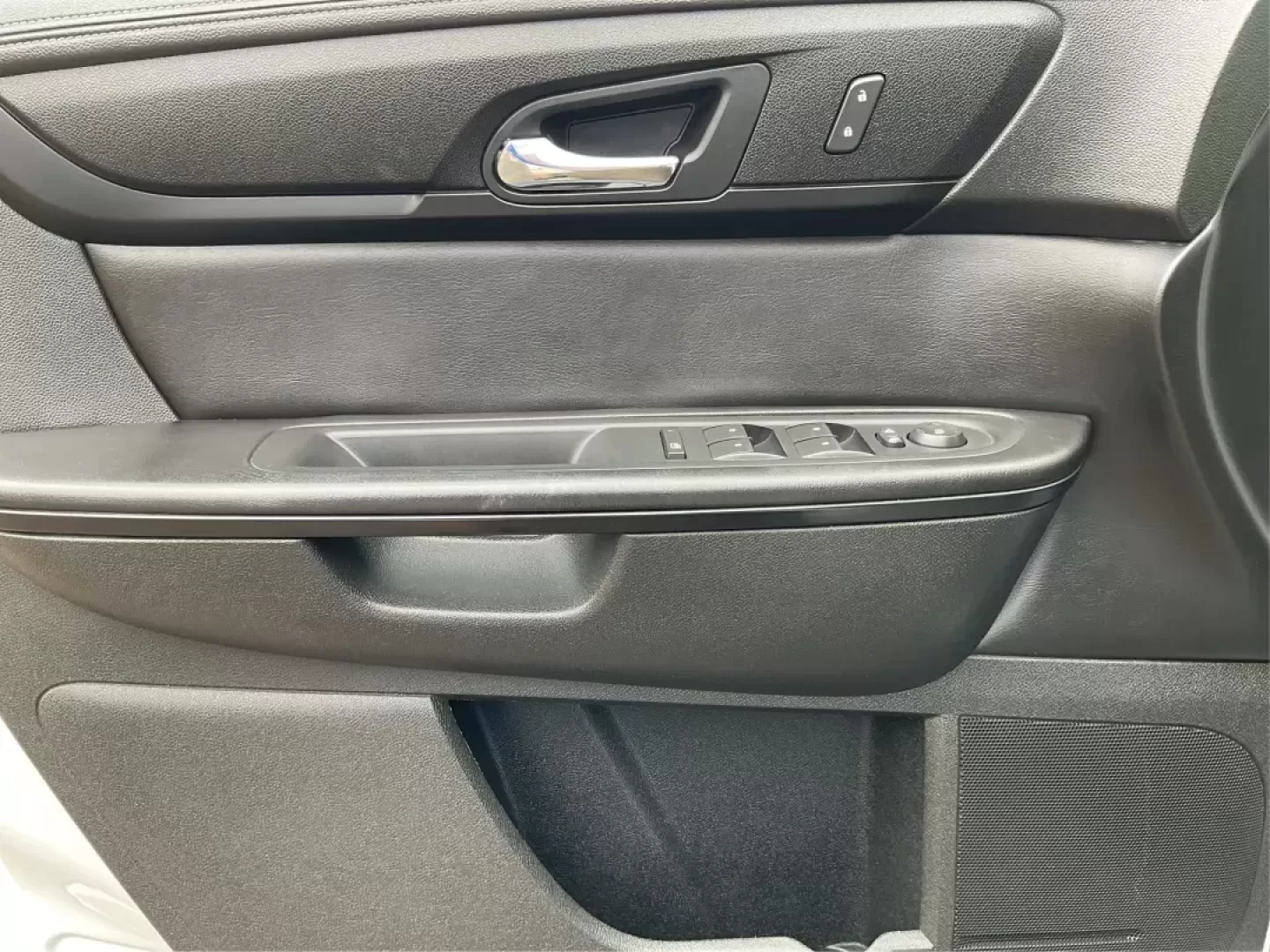 2016 GMC Acadia SLE-2 (1GKKRPKD7GJ) with an 3.6L V-6 gasoline direct injection engine, located at 8750 N County Rd 25A, Piqua, OH, 45356, (937) 908-9800, 40.164391, -84.232513 - Photo#18