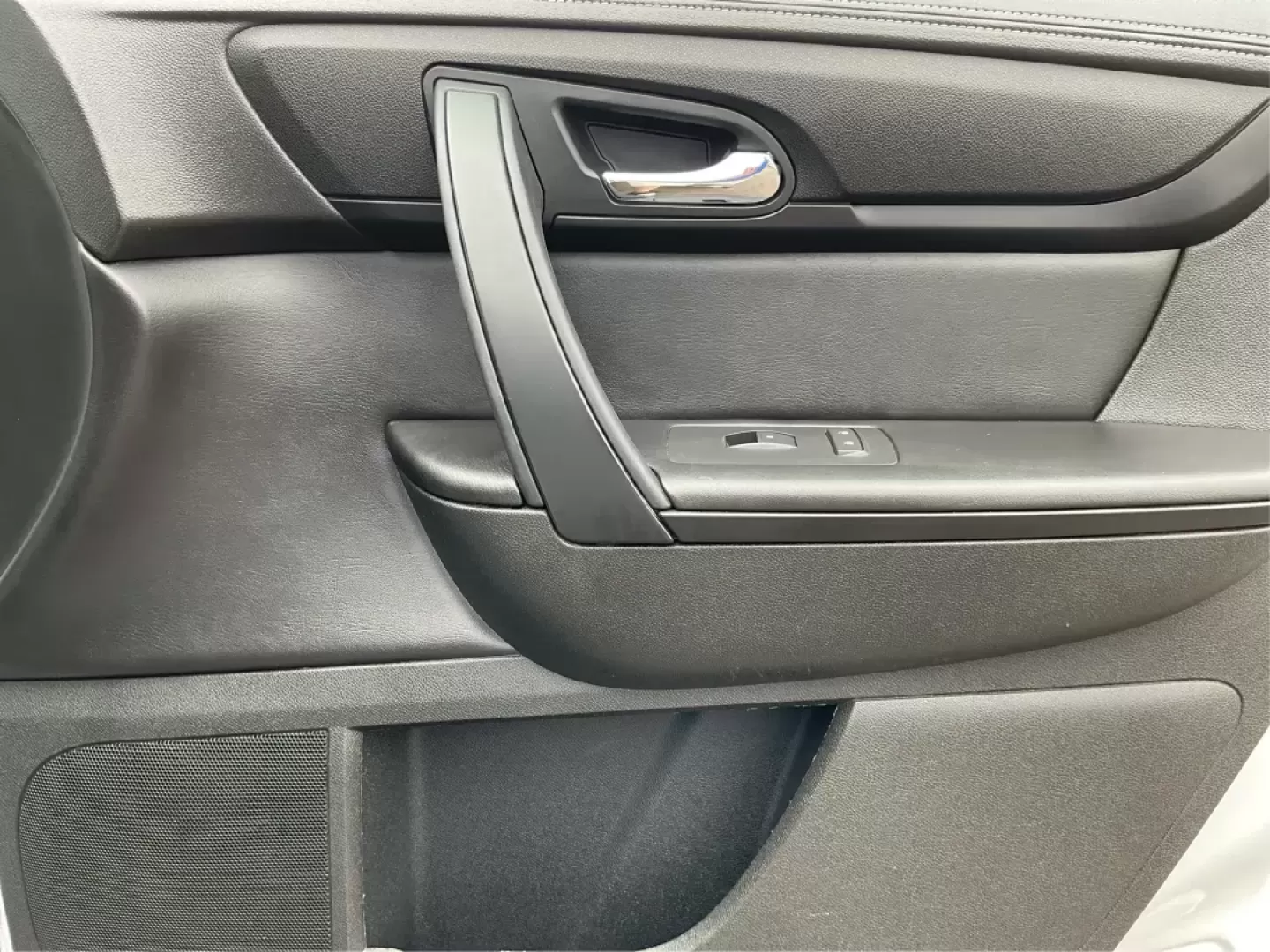 2016 GMC Acadia SLE-2 (1GKKRPKD7GJ) with an 3.6L V-6 gasoline direct injection engine, located at 8750 N County Rd 25A, Piqua, OH, 45356, (937) 908-9800, 40.164391, -84.232513 - Photo#19