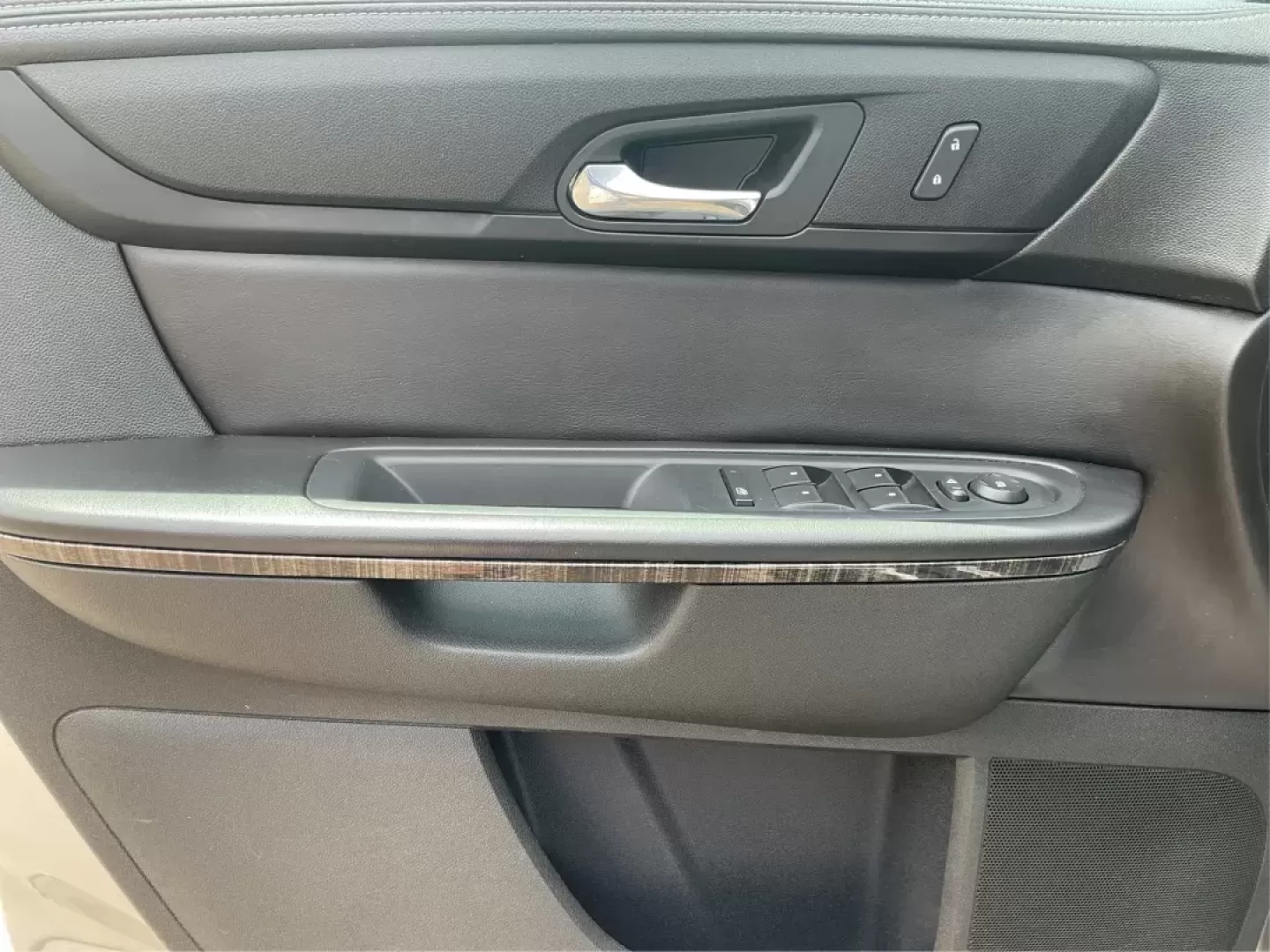 2016 GMC Acadia SLT-1 (1GKKVRKD0GJ) with an 3.6L V-6 gasoline direct injection engine, located at 880 E. National Road, Vandalia, OH, 45377, (937) 908-9800, 39.891918, -84.183594 - Photo#18