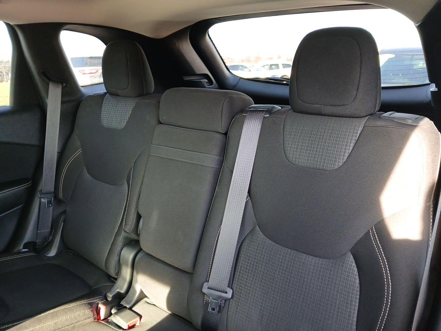 2016 Jeep Cherokee Latitude FWD (1C4PJLCB1GW) with an 2.4L L4 DOHC 16V engine, 9-Speed Automatic transmission, located at 1184 Kauffman Ave, Fairborn, OH, 45324, (937) 908-9800, 39.807072, -84.030914 - Photo#9