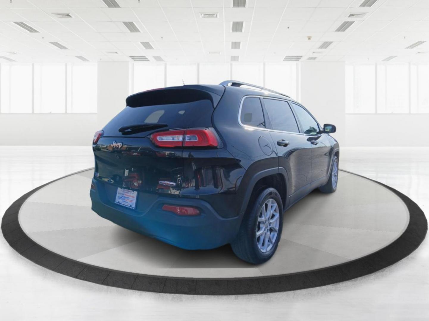 2016 Jeep Cherokee Latitude FWD (1C4PJLCB1GW) with an 2.4L L4 DOHC 16V engine, 9-Speed Automatic transmission, located at 1184 Kauffman Ave, Fairborn, OH, 45324, (937) 908-9800, 39.807072, -84.030914 - Photo#2