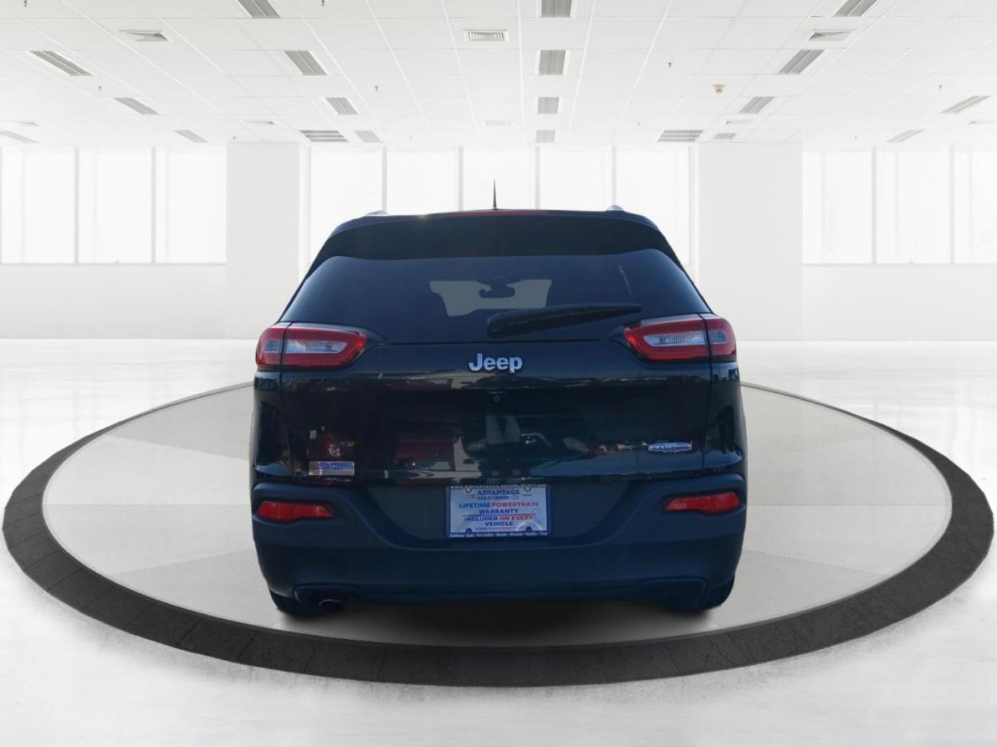 2016 Jeep Cherokee Latitude FWD (1C4PJLCB1GW) with an 2.4L L4 DOHC 16V engine, 9-Speed Automatic transmission, located at 1184 Kauffman Ave, Fairborn, OH, 45324, (937) 908-9800, 39.807072, -84.030914 - Photo#3