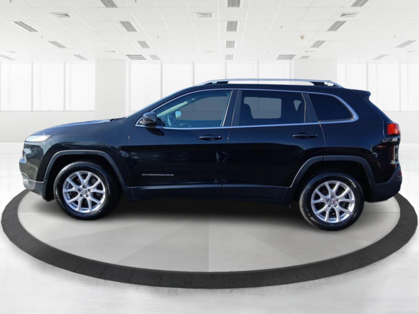 2016 Jeep Cherokee Latitude FWD (1C4PJLCB1GW) with an 2.4L L4 DOHC 16V engine, 9-Speed Automatic transmission, located at 1184 Kauffman Ave, Fairborn, OH, 45324, (937) 908-9800, 39.807072, -84.030914 - Photo#5