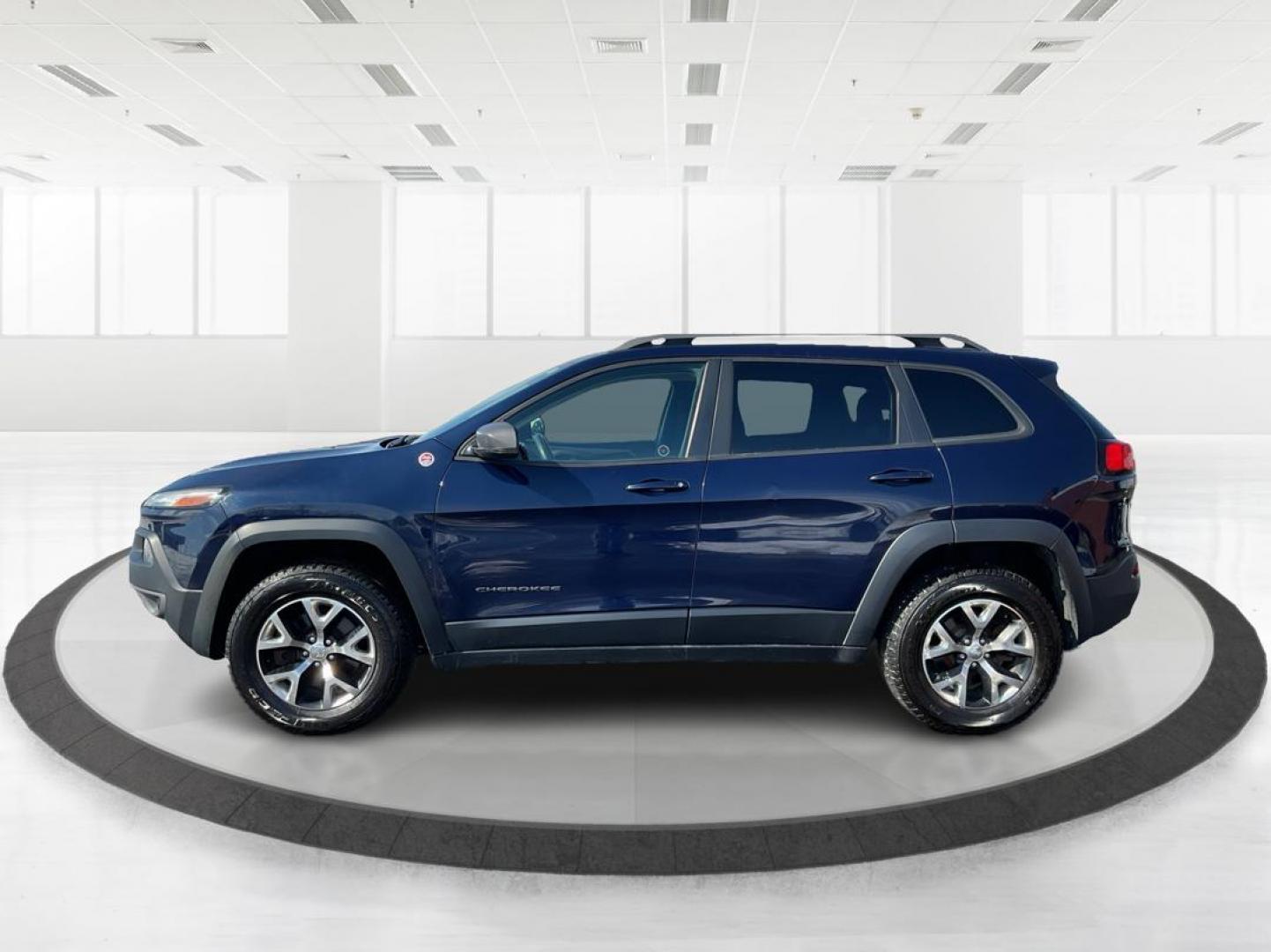 2016 Jeep Cherokee Trailhawk 4WD (1C4PJMBS9GW) with an 3.2L V6 DOHC 24V engine, 9-Speed Automatic transmission, located at 4508 South Dixie Dr, Moraine, OH, 45439, (937) 908-9800, 39.689976, -84.218452 - Photo#3