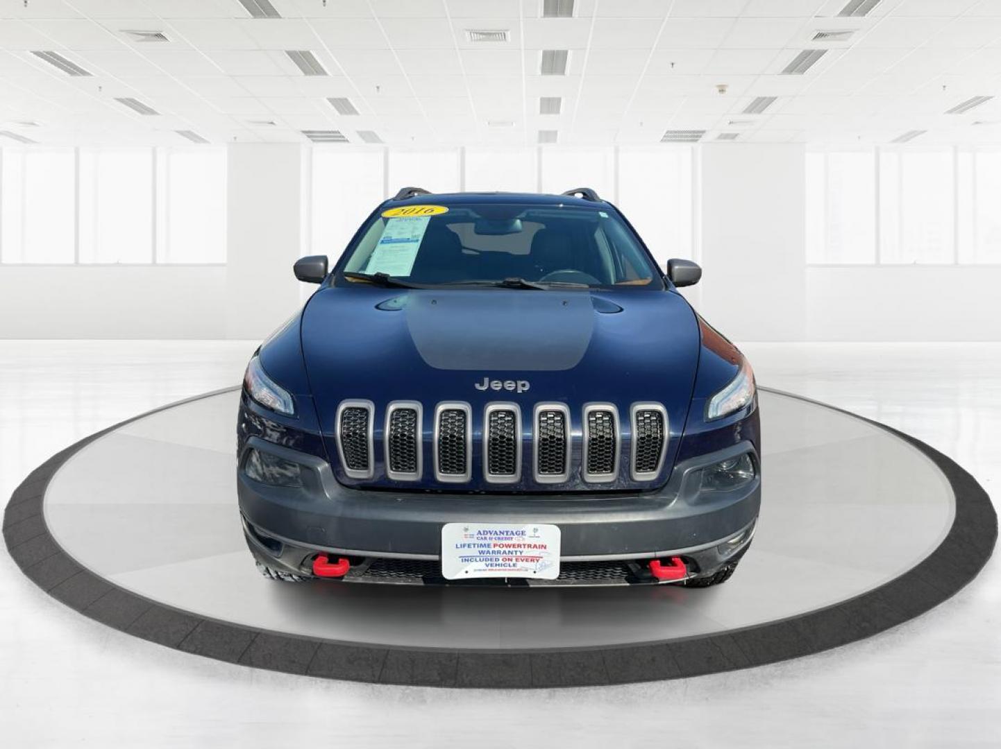 2016 Jeep Cherokee Trailhawk 4WD (1C4PJMBS9GW) with an 3.2L V6 DOHC 24V engine, 9-Speed Automatic transmission, located at 4508 South Dixie Dr, Moraine, OH, 45439, (937) 908-9800, 39.689976, -84.218452 - Photo#4