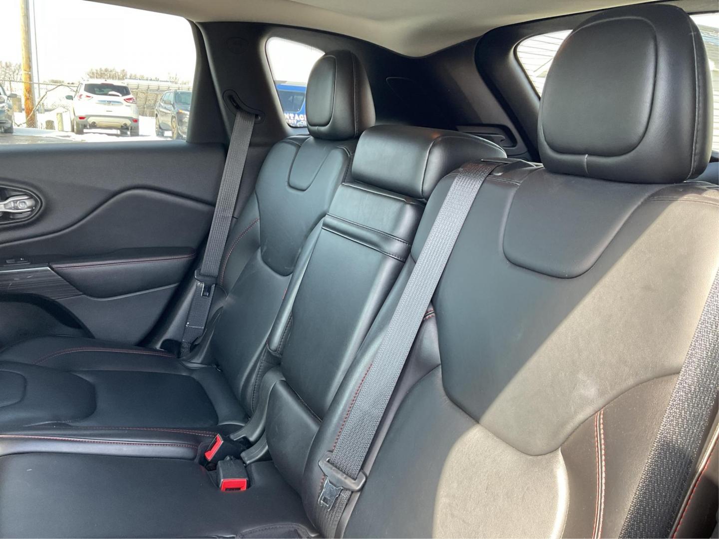 2016 Jeep Cherokee Trailhawk 4WD (1C4PJMBS9GW) with an 3.2L V6 DOHC 24V engine, 9-Speed Automatic transmission, located at 4508 South Dixie Dr, Moraine, OH, 45439, (937) 908-9800, 39.689976, -84.218452 - Photo#7