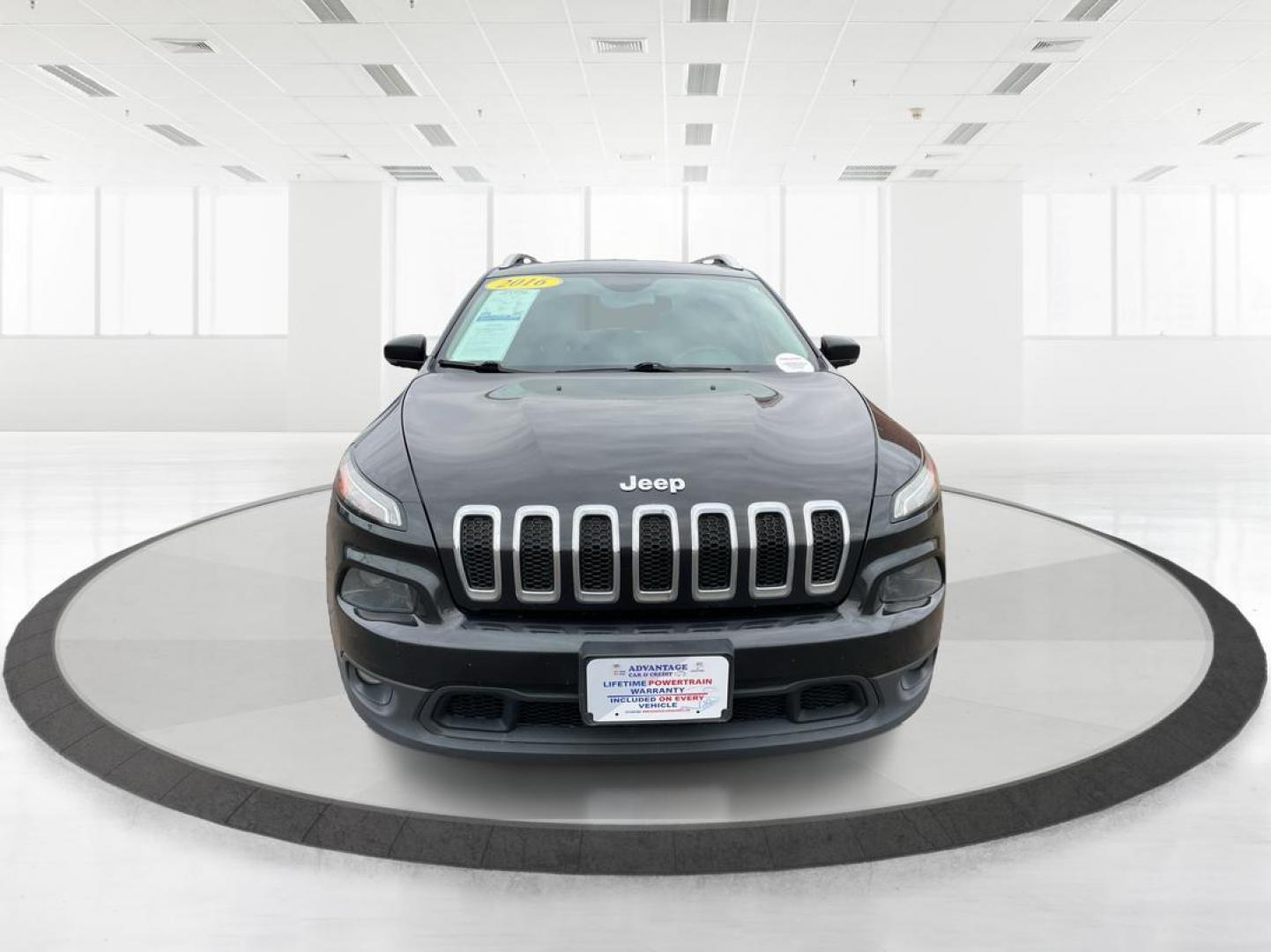 2016 Jeep Cherokee Latitude (1C4PJMCS0GW) with an Pentastar 3.2L V-6 DOHC engine, located at 1951 S Dayton Lakeview Rd., New Carlisle, OH, 45344, (937) 908-9800, 39.890999, -84.050255 - Photo#6
