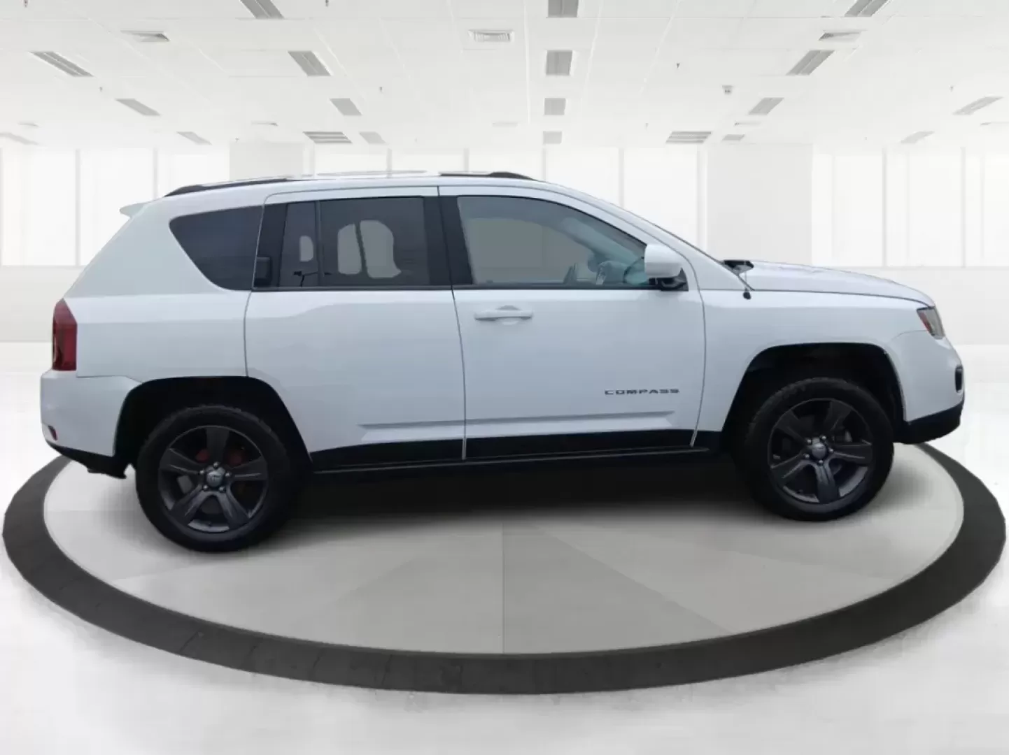 2016 Jeep Compass Latitude FWD (1C4NJCEA3GD) with an 2.0L L4 DOHC 16V engine, Continuously Variable Transmission transmission, located at 880 E. National Road, Vandalia, OH, 45377, (937) 908-9800, 39.891918, -84.183594 - Photo#1