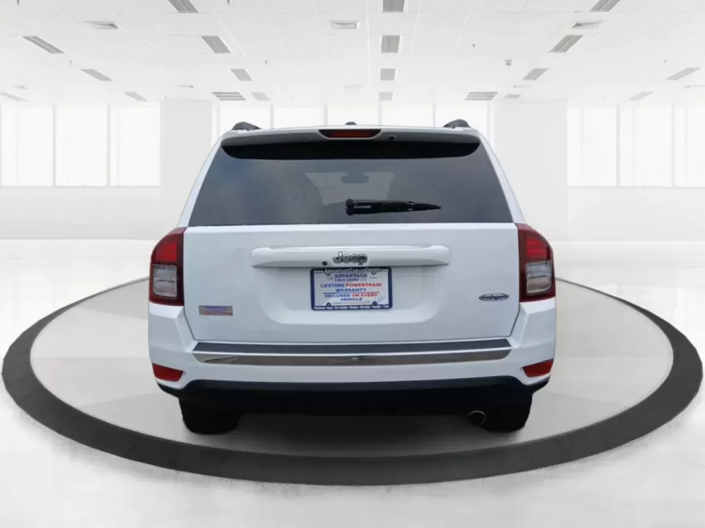 2016 Jeep Compass Latitude FWD (1C4NJCEA3GD) with an 2.0L L4 DOHC 16V engine, Continuously Variable Transmission transmission, located at 880 E. National Road, Vandalia, OH, 45377, (937) 908-9800, 39.891918, -84.183594 - Photo#4