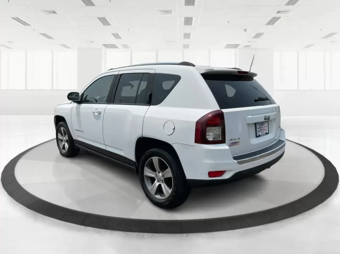 2016 Jeep Compass High Altitude Edition (1C4NJDEB9GD) with an 2.4L I-4 DOHC engine, located at 1230 East Main St, Xenia, OH, 45385, (937) 908-9800, 39.688026, -83.910172 - Photo#4