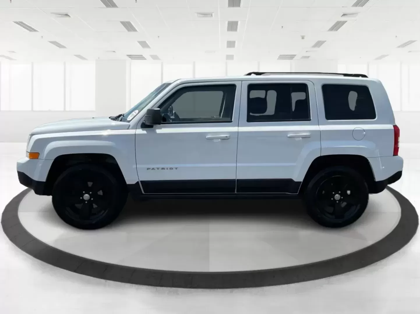 2016 Jeep Patriot Sport (1C4NJRBB2GD) with an 2.4L I-4 DOHC engine, located at 401 Woodman Dr, Riverside, OH, 45431, (937) 908-9800, 39.760899, -84.123421 - Photo#5