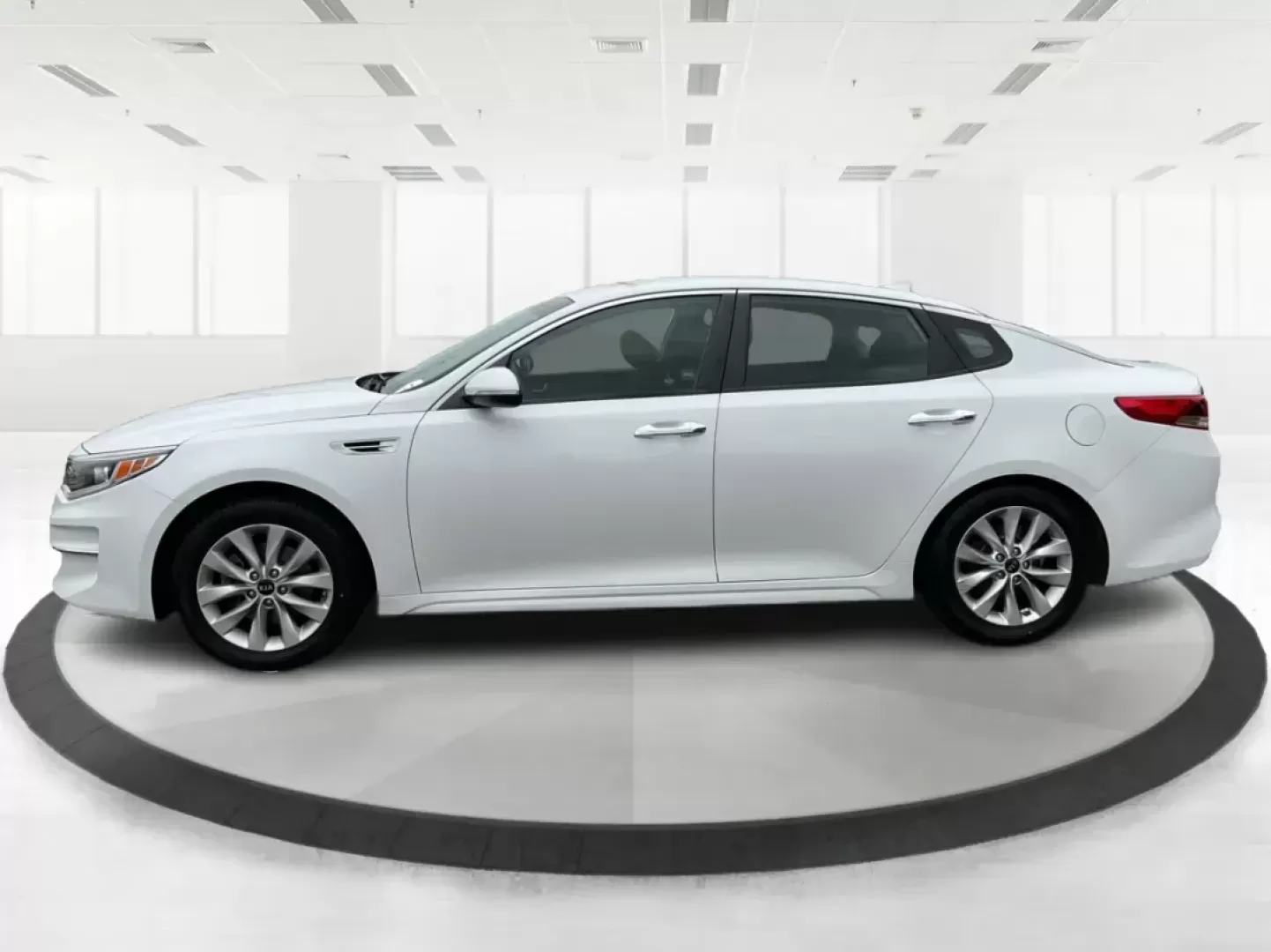 2016 Kia Optima LX (5XXGT4L32GG) with an Theta II 2.4L I-4 gasoline direct injection engine, located at 4508 South Dixie Dr, Moraine, OH, 45439, (937) 908-9800, 39.689976, -84.218452 - Photo#5