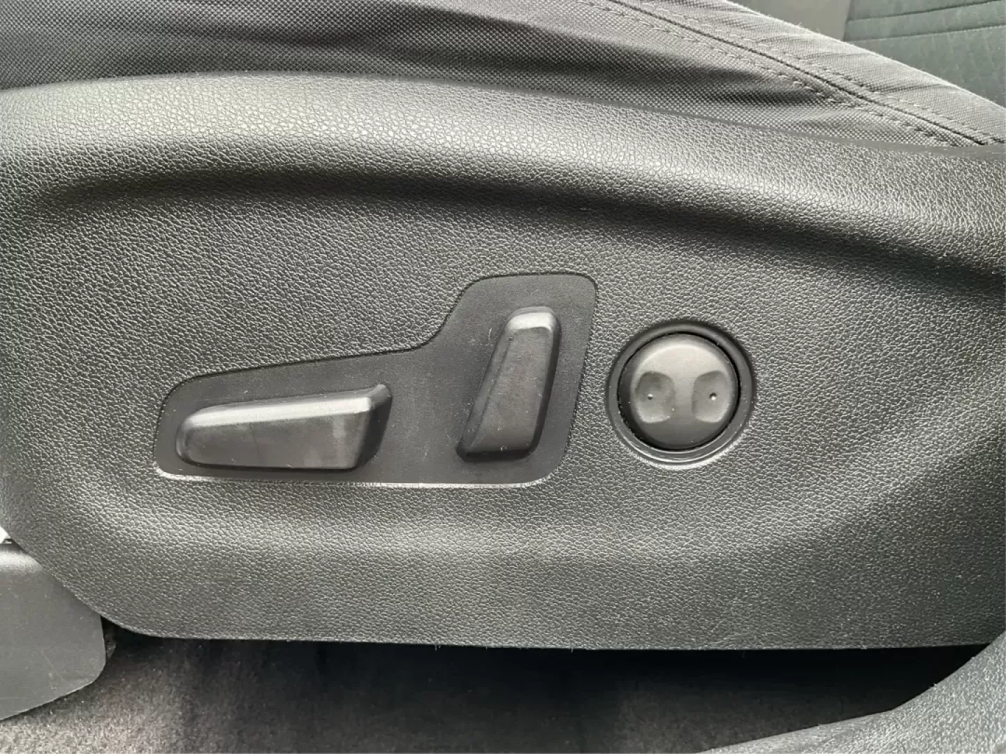 2016 Kia Sorento 2.4L LX (5XYPGDA39GG) with an 2.4L I-4 gasoline direct injection engine, located at 1099 N County Rd 25A , Troy, OH, 45373, (937) 908-9800, 40.057079, -84.212883 - Photo#17
