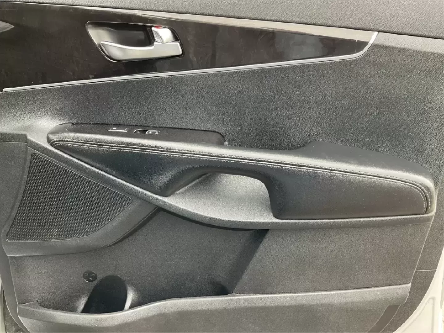 2016 Kia Sorento 2.4L LX (5XYPGDA39GG) with an 2.4L I-4 gasoline direct injection engine, located at 1099 N County Rd 25A , Troy, OH, 45373, (937) 908-9800, 40.057079, -84.212883 - Photo#19