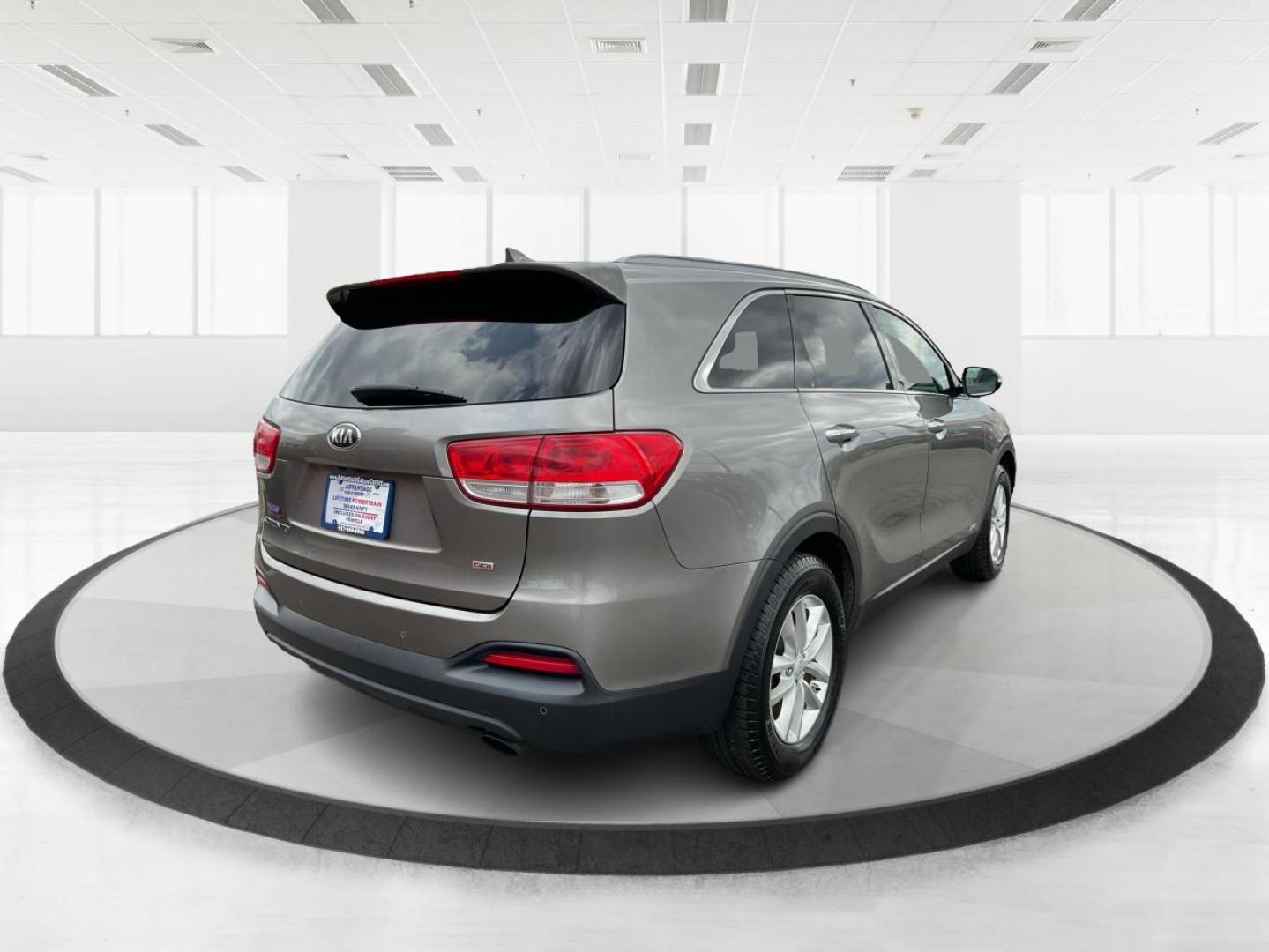 2016 Kia Sorento 2.4L LX (5XYPGDA32GG) with an 2.4L I-4 gasoline direct injection engine, located at 1184 Kauffman Ave, Fairborn, OH, 45324, (937) 908-9800, 39.807072, -84.030914 - Photo#2
